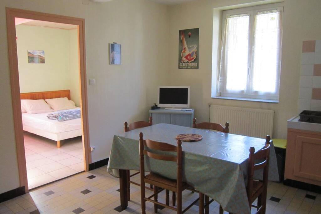 Appartement RDC maison de village Savignac-les-Ormeaux Extérieur photo